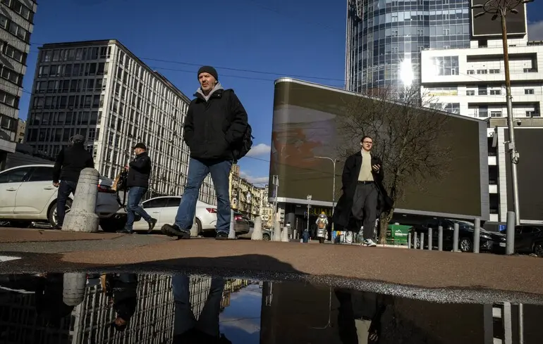 Люди в центрі Києва, Україна / 6 березня 2023 року