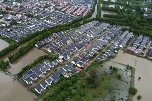 Наводнения в Индонезии унесли десятки жизней: спасательные работы затруднены из-за блокирования дорог — Reuters