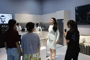 “Гуманоїдні роботи” в Ірані виявилися акторами: виставковий перформанс спричинив резонанс