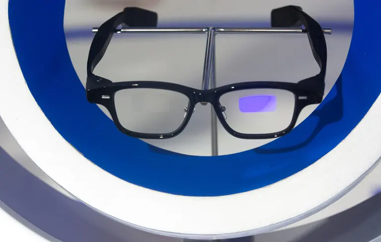 Очки Quark с искусственным интеллектом от Alibaba в выставочном центре Shanghai New Expo Center во время WAIC.