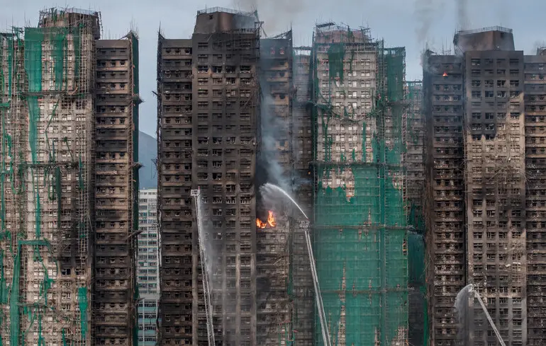 Пожежа в Гонконзі стала найсмертоноснішою за десятиліття: 65 загиблих, ще 279 осіб не виходять на зв’язок