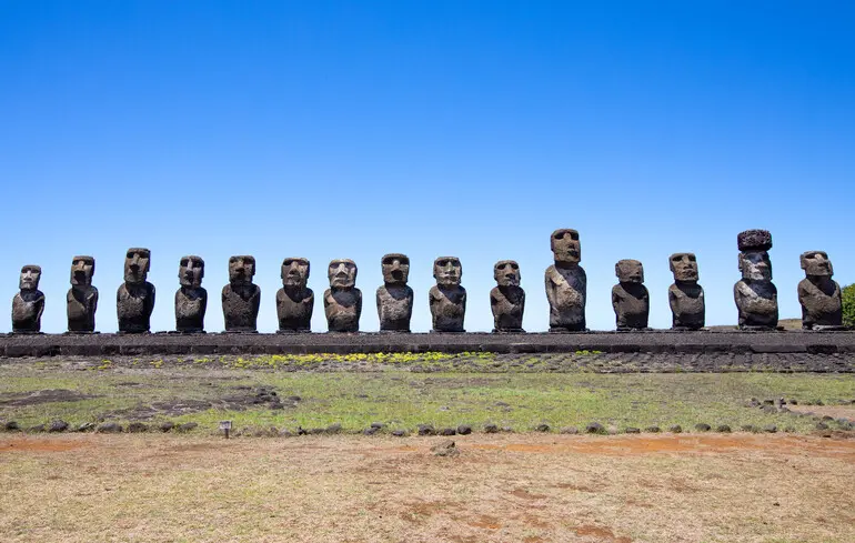 Церемоніальна платформа Аху Тонгарікі на південному заході острова Пасхи з 15 статуями моаї.