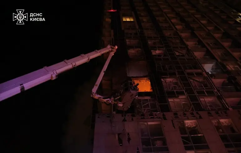 Російські дрони завдали шкоди у двох районах Києва, пошкоджено багатоповерхівку - КМВА