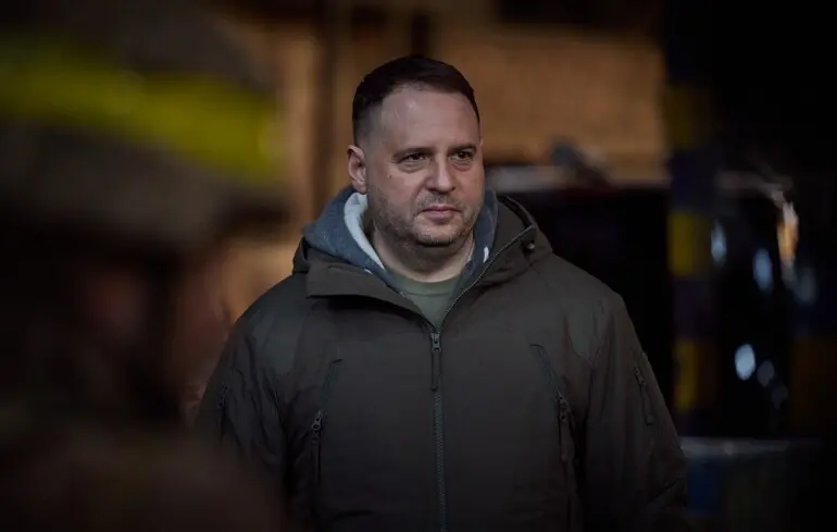 Скандал у розпал переговорів: Зеленський прощається з найвпливовішим помічником