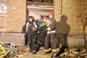 Из-за воздушного удара в Киеве погиб человек, ГСЧС показала последствия атаки