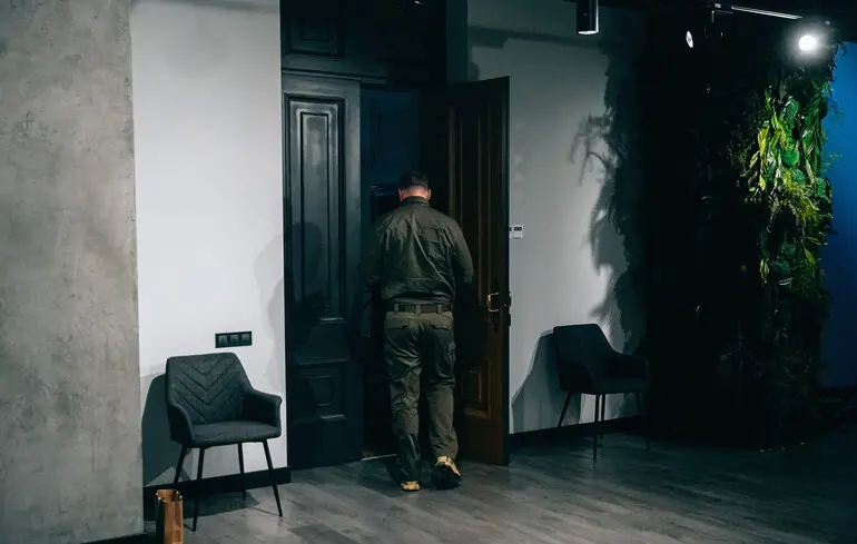 Андрій Єрмак йде з інтерв'ю в Офісі Президента в Києві, Україна / 31 липня 2024 року