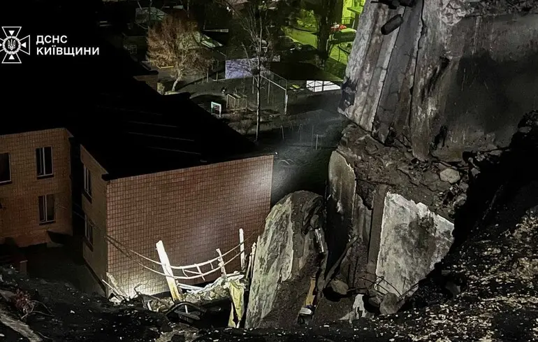 В Броварах Киевской области есть пострадавшие люди и разбитый дом: фото и видео последствий обстрела