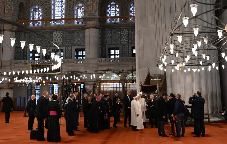 Папа Лев під час свого першого візиту до мечеті роззувся, але молитися не став