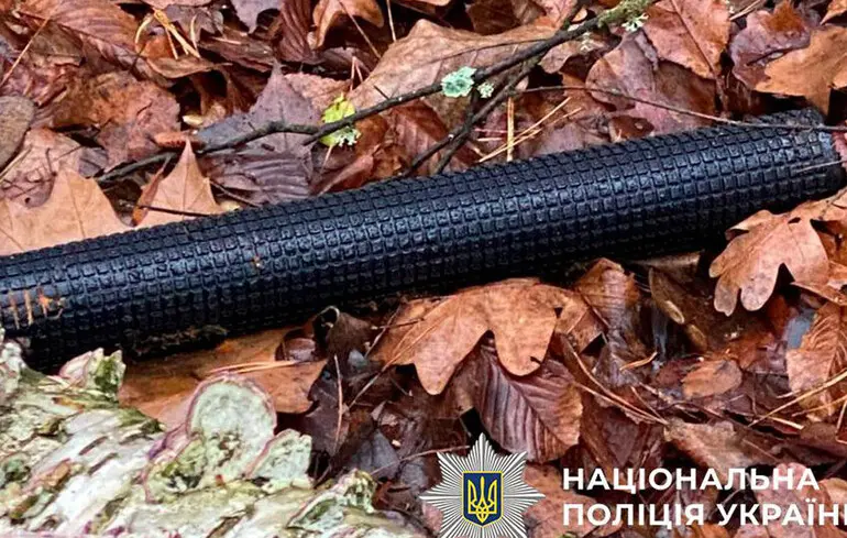 У київському лісі знайшли уламки дрона з вибухівкою: територію оточено
