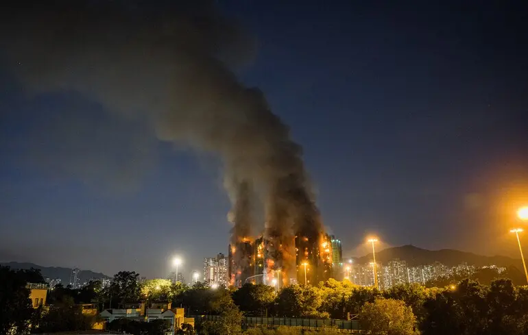 Найстрашніша пожежа в Гонконзі за 76 років: 151 загиблий, арешти підозрюваних та придушення протестів — Reuters