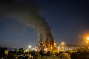 Найстрашніша пожежа в Гонконзі за 76 років: 151 загиблий, арешти підозрюваних та придушення протестів — Reuters