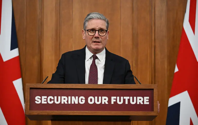 Reuters: Стармер попередив про загрози від Китаю для безпеки Британії і одразу ж закликав до тісніших бізнес-зв'язків