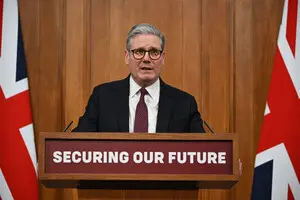 Reuters: Стармер попередив про загрози від Китаю для безпеки Британії і одразу ж закликав до тісніших бізнес-зв'язків