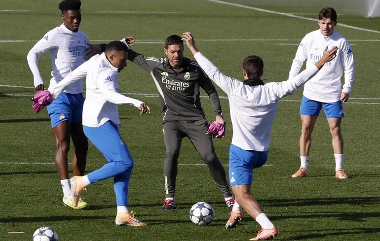 Футболистам 