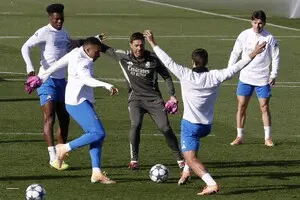 Футболістам 