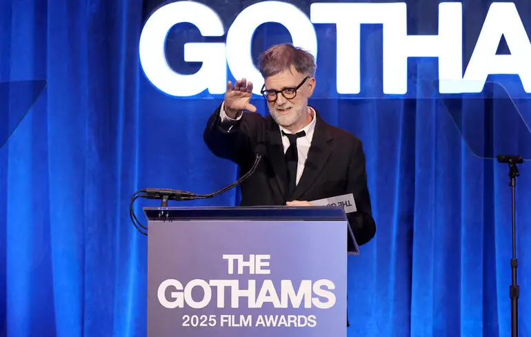 Пол Томас Андерсон отримує нагороду за найкращий повнометражний фільм на Gotham Awards 2025.