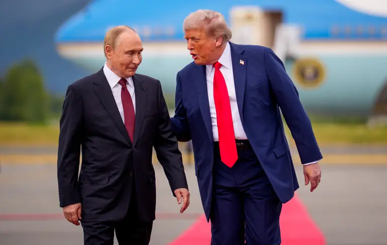 Президент США Дональд Трамп встретился с российским диктатором Владимиром Путиным во время саммита на Аляске, Анкоридж, США / 15 августа 2025 года