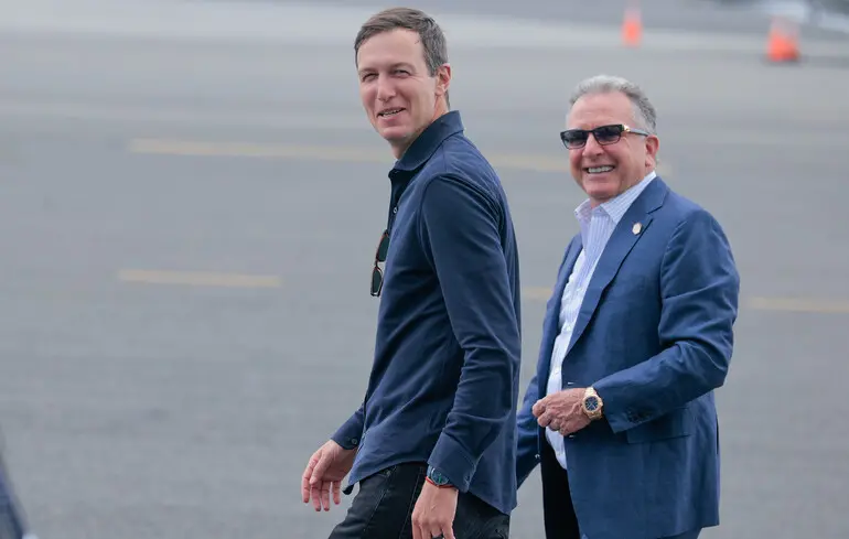 Стив Уиткофф и Джаред Кушнер ждут прибытия президента США Дональда Трампа и первой леди Мелании Трамп в аэропорту Тетерборо, штат Нью-Джерси / 13 июля 2025 года