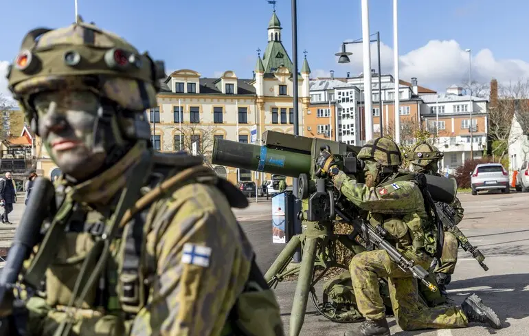 Фінські солдати беруть участь у військових навчаннях Aurora 23 у гавані Оскарсгамна, Швеція / 2 травня 2023 року