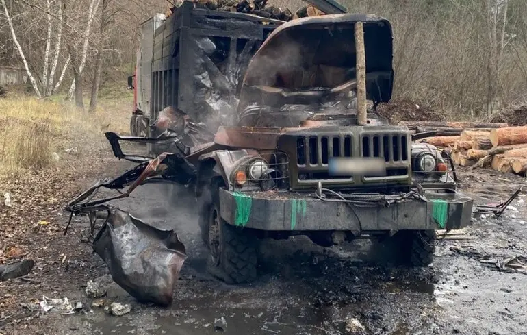 В Ізюмі російський дрон ударив по вантажівці —  загинули люди