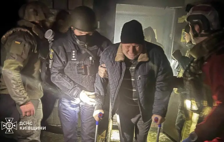 Через масовану повітряну атаку у двох районах Київщини є поранені — КОВА