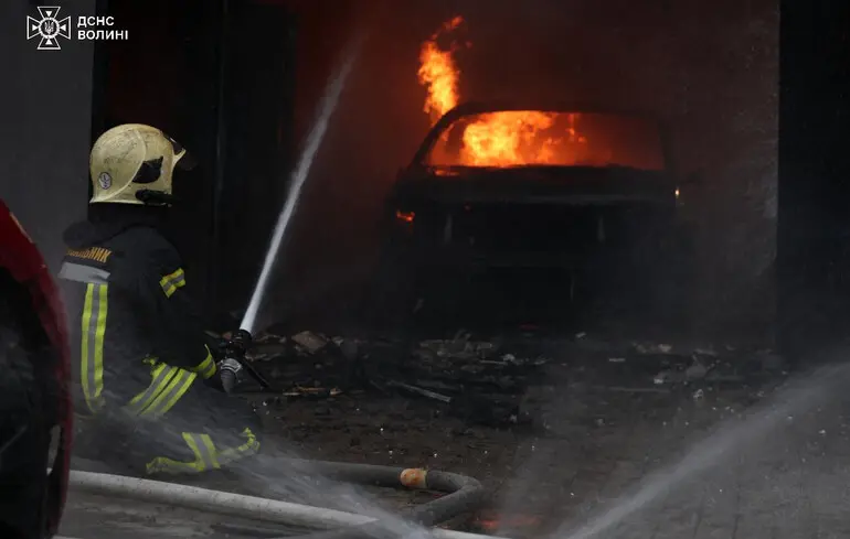 Після дронового удару у Луцьку спалахнула пожежа: мер розповів, що горить