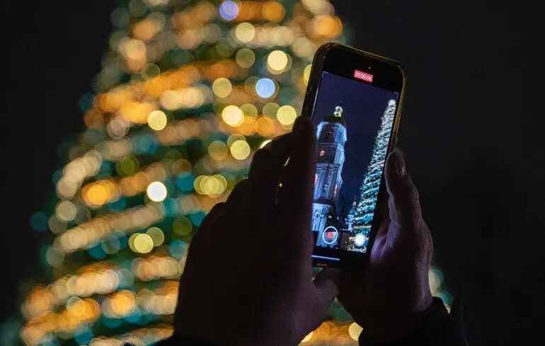 Главные елки Украины засияли в Киеве и Львове