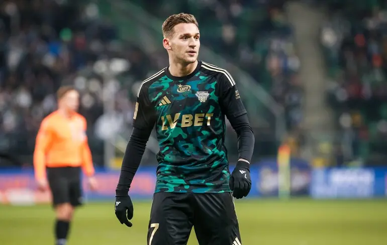 Український нападник забив гол за дві хвилини в Польщі та допоміг команді розгромити лідера