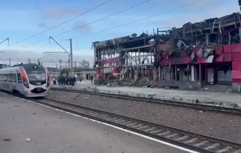 УЗ відновила рух поїздів через Фастів та показала зруйнований вокзал: відео