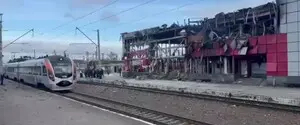 УЗ відновила рух поїздів через Фастів та показала зруйнований вокзал: відео