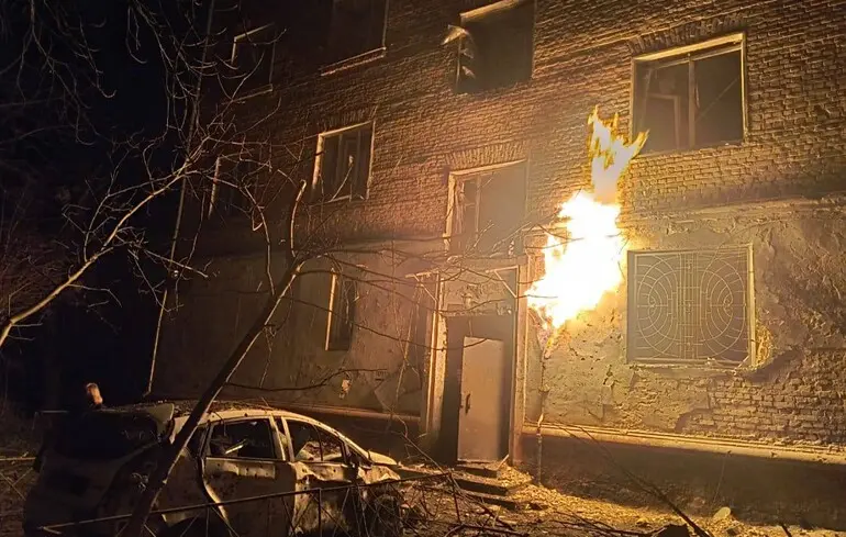 Российский дрон взорвался возле многоэтажки в Чернигове: горит газопровод, есть раненые