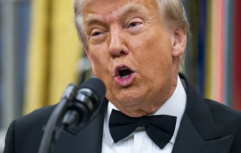 Президент США Дональд Трамп вручает награды лауреатам Центра Кеннеди 2025 года во время церемонии в Овальном кабинете Белого дома в Вашингтоне, США / 6 декабря 2025 года