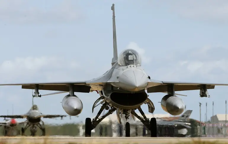 Винищувачі F-16 Королівських ВПС Таїланду на злітно-посадковій смузі під час військових навчань на аеродромі в Бан Чангу, провінція Районг, Таїланд / 1 червня 2016 року