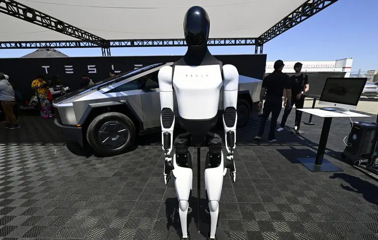 Робот гуманоид Tesla Optimus.