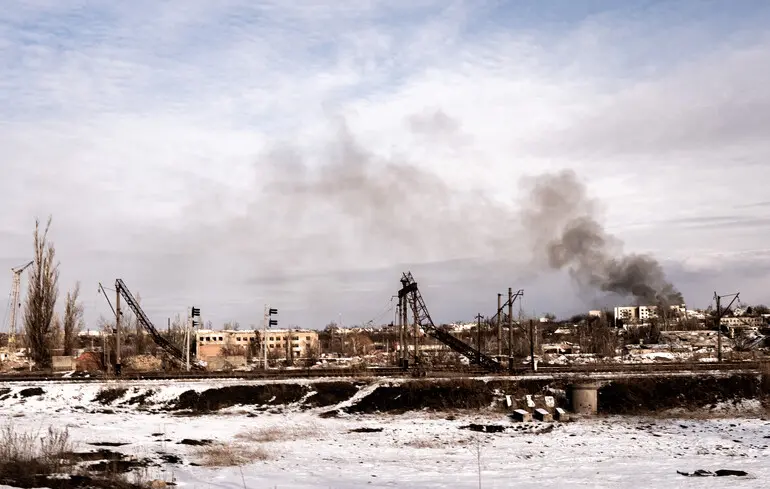 Дым поднимается после российского обстрела города Северск, Донецкая область, Украина / 20 февраля 2025 года