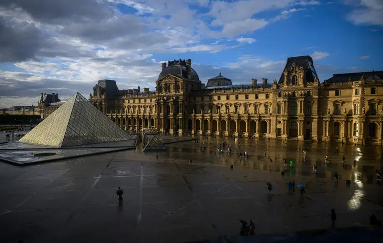 Лувр може закритися у святковий період: 200 працівників музею оголосили страйк
