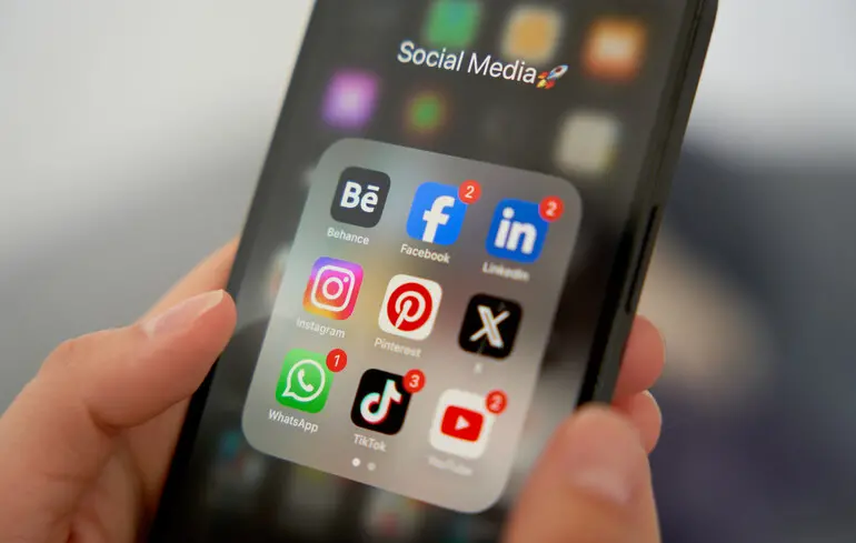 Вперше у світі заборонили соцмережі для підлітків: що відомо про новий закон в Австралії