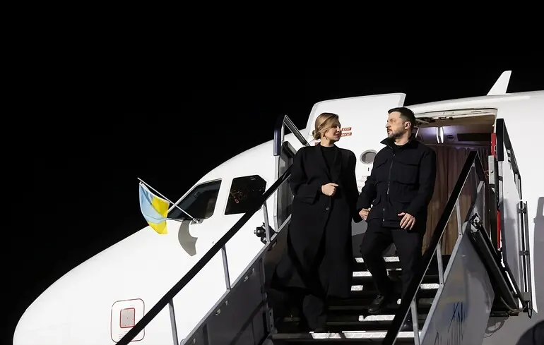 Президент України Володимир Зеленський і перша леді Олена Зеленська в аеропорту під час їхнього першого офіційного візиту у Дублін, Ірландія / 2 грудня 2025 року