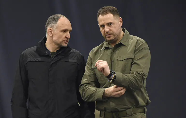 Уже колишній керівник Офісу президента України Андрій Єрмак (праворуч) та його заступник Олег Татаров (ліворуч) на церемонії випуску з вищих навчальних закладів МВС, Київ / 12 квітня 2025 року