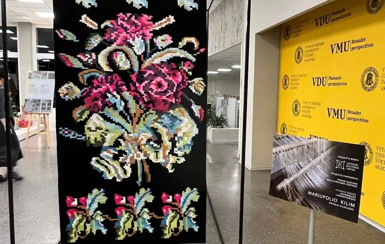 Культурний код Маріуполя: у Вільнюсі представили виставку маріупольських килимів
