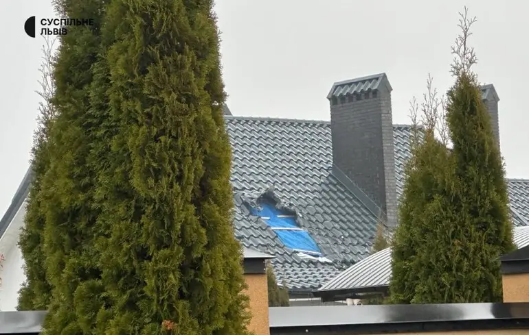 Прилет дрона по дому во Львовской области расследуют как покушение на убийство. СМИ узнали, чье это жилье