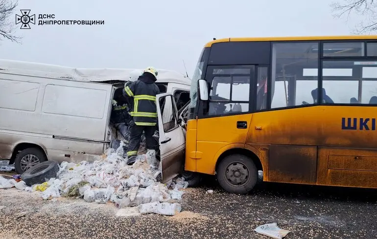 На Дніпропетровщині шкільний автобус зіткнувся з мікроавтобусом — є загиблі