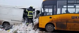 На Днепропетровщине школьный автобус столкнулся с микроавтобусом — есть погибшие