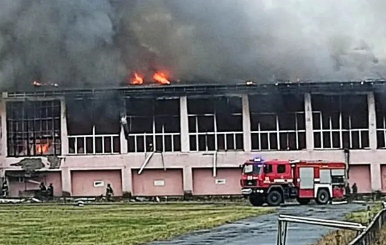 У Сумській області росіяни атакували спортшколу, її охопила масштабна пожежа: кадри з місця пригоди