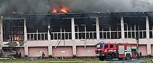 В Сумской области россияне атаковали спортшколу, ее охватил масштабный пожар: кадры с места происшествия