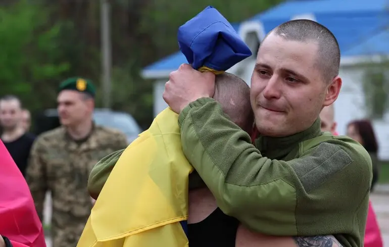 Зеленський доручив ГУР та Коордштабу активізувати роботу щодо звільнення українських військовополонених до Нового року 