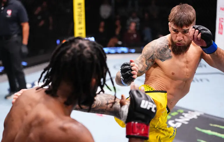 Украинский боец Амосов победил в дебютном поединке в UFC