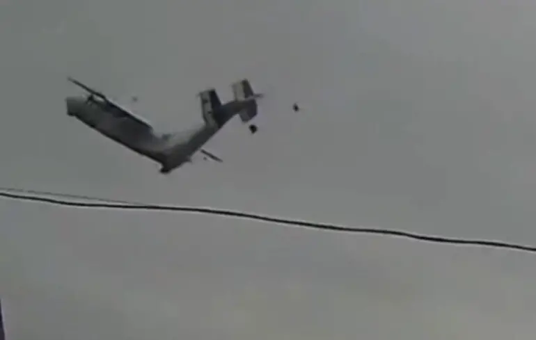Розламався у повітрі: оприлюднено кадри аварії російського Ан-22