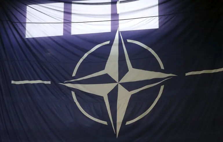 Прапор НАТО під час церемонії завершення місії НАТО з патрулювання повітряного простору Балтії / 27 листопада 2024 рок