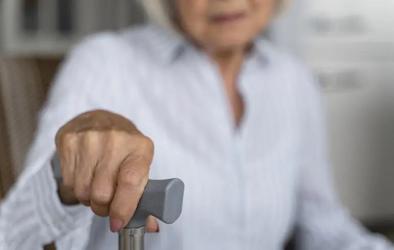 Надбавка к пенсии на уход: кто может получить